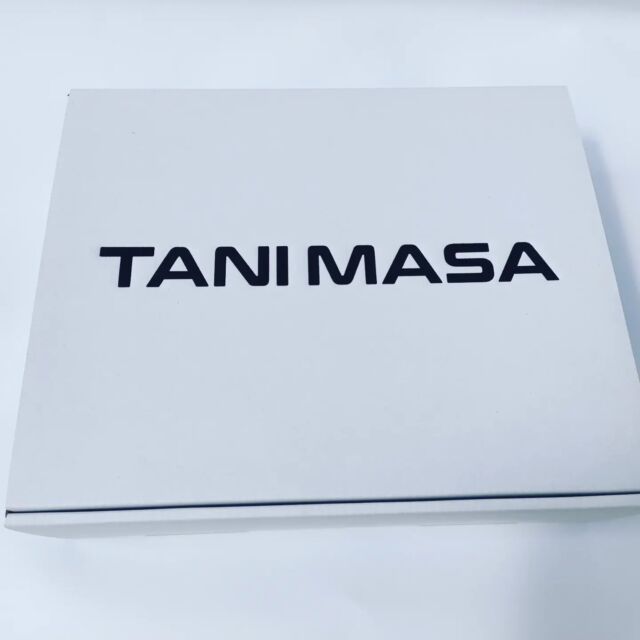 TANIMASAです。
LIフライパンは高級感のある箔押し印刷の箱に入れてお届け致します。

ダンボールの色はノーマルだとワイルド感が出ていいんですけど、清潔感があるホワイトにしときました。

#鉄フライパン
#アウトドア
#アウトドアギア
#キャンプ
#キャンプギア
#ガレージブランド
#TANIMASA