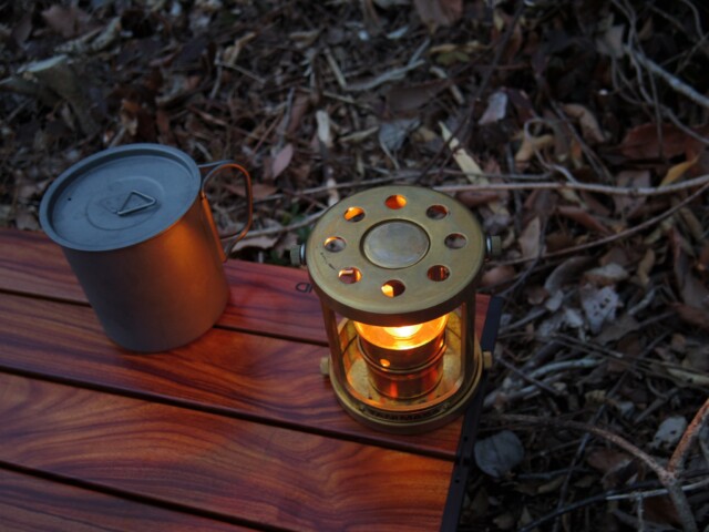 真鍮の中から漏れる灯
 #ランタンの灯り #真鍮 #キャンプギア #真鍮製 #ランタン #真鍮ランタン #tanimasa #テイストランタン #灯