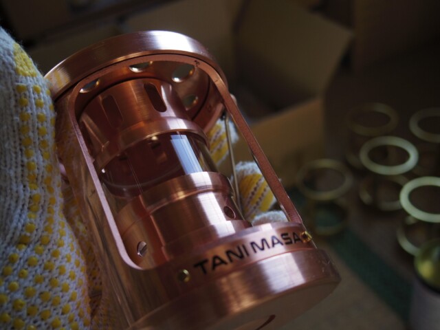 テイストランタン　純銅
ついに、純銅で仕上げました。
以前から構想していたモデルですが、取引先の協力もあり、ようやく形に。

真鍮よりも経年変化が早く、使い込む程に表情が変わっていきます。
永く使い、次の世代に渡せるように作っています。

育てるランタンとして楽しんでもらえたら嬉しいです。

準備中なので販売はもう少し先です。

 #山二製作所 #エイユー工業 #ガレージブランド #tanimasa #キャンプギア #テイストランタン #ランタン #純銅 #銅ランタン