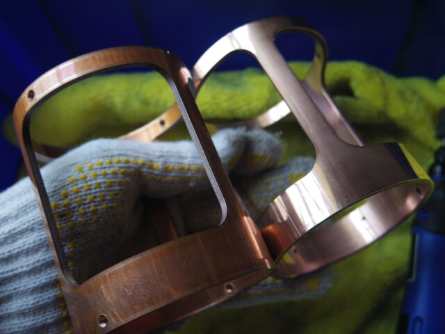 素材から、銅パイプへ。
そして、この形へと加工されるまでに刻まれてきた、すべての証。

その痕跡をあえて一度、削ぎ落とします。

まっさらな状態から始めるのは、
これからの時間を、使う人自身に刻んでほしいから。

触れるたびに色が変わり、
使い込むほどに深みが増していく。

 #tanimasa #純銅 #ガレージブランド #銅ランタン